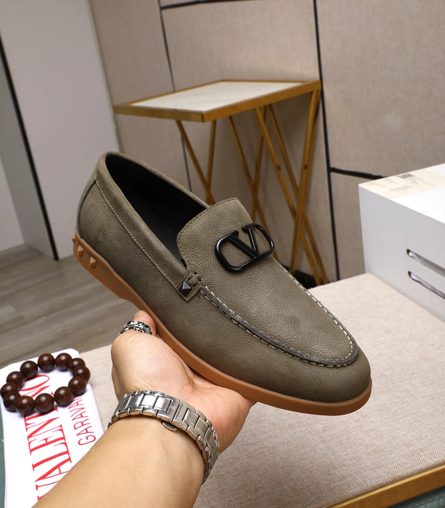 Men's shoes 💰520 [Valentino-Valentino] High-quality boutique men's shoes. The same style as the celebrities, original and authentic.✅ Made of imported cowhide + original apricot cowhide lining. The French luxury model is priced at 14,080 Swiss francs. It is also a Paris Fashion Week catwalk model. A brand can be deeply rooted in your heart, and a pair of shoes can make you linger. What you wear is not only noble, but also an aura. 👻Standard 38-45
